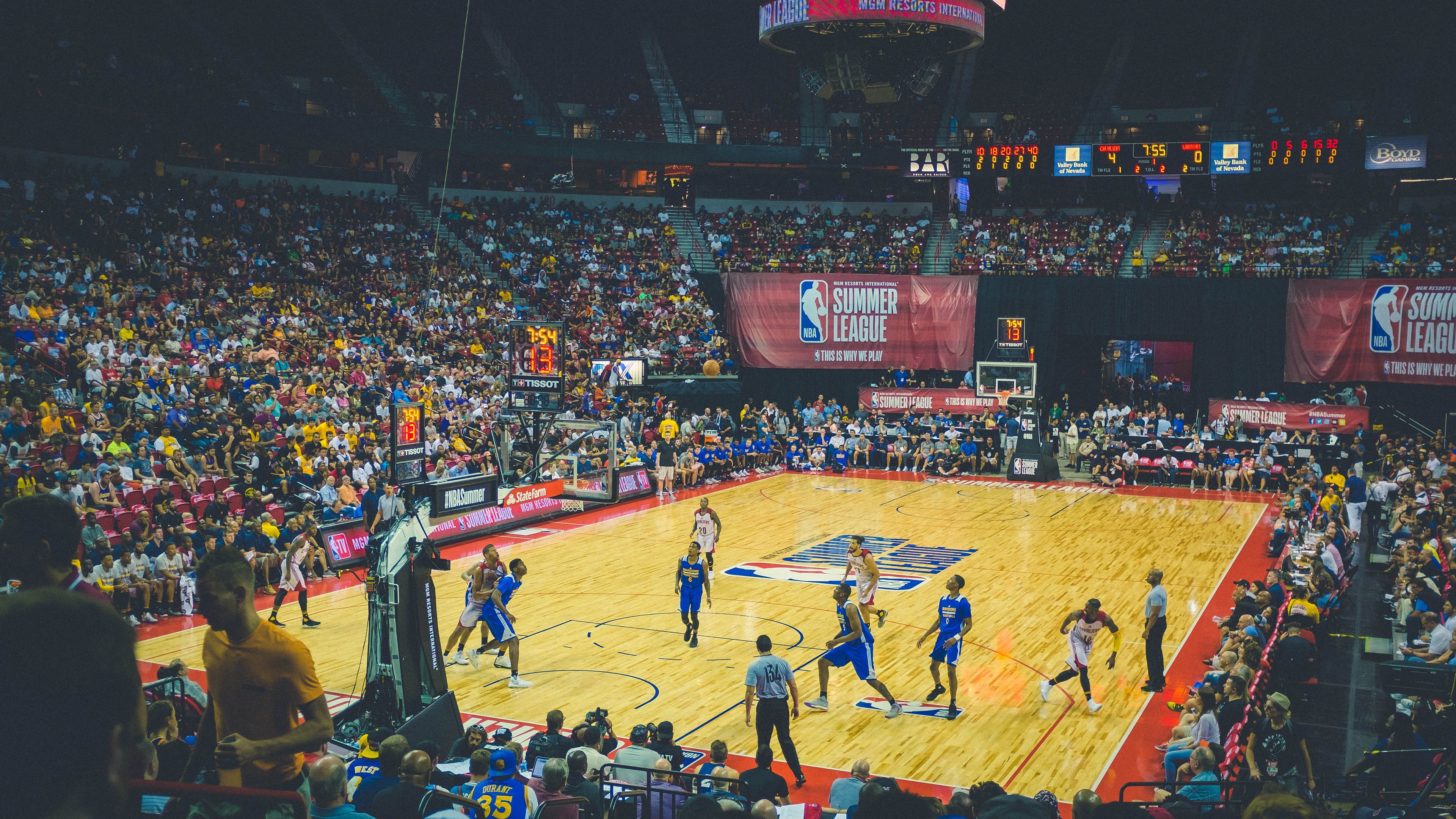 凯恩迎来十五赛季出色发挥，IG观众热烈欢呼！赛场气氛高涨