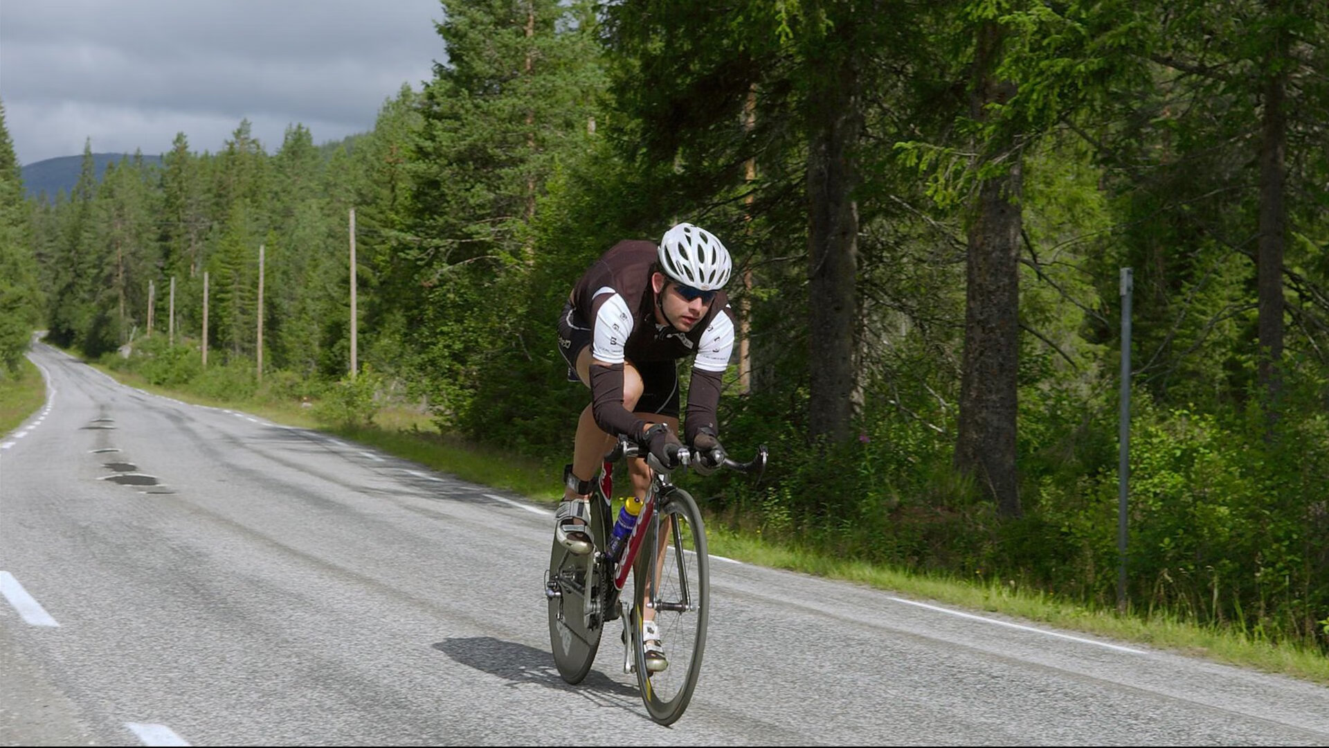 肖若腾赛后谦逊发言登热搜，马德里竞技险胜本菲卡引发热议