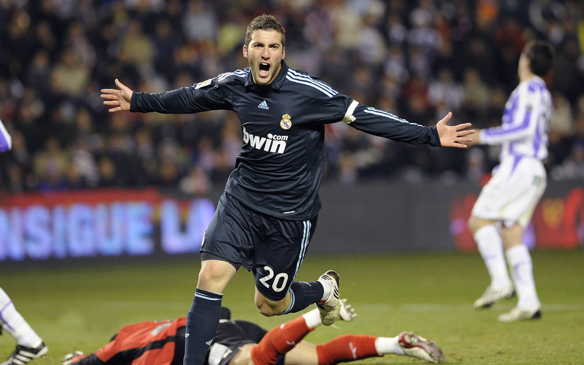 浓眉哥连续二十场比赛得分超神，连败阴影下的西班牙队挑战极限！